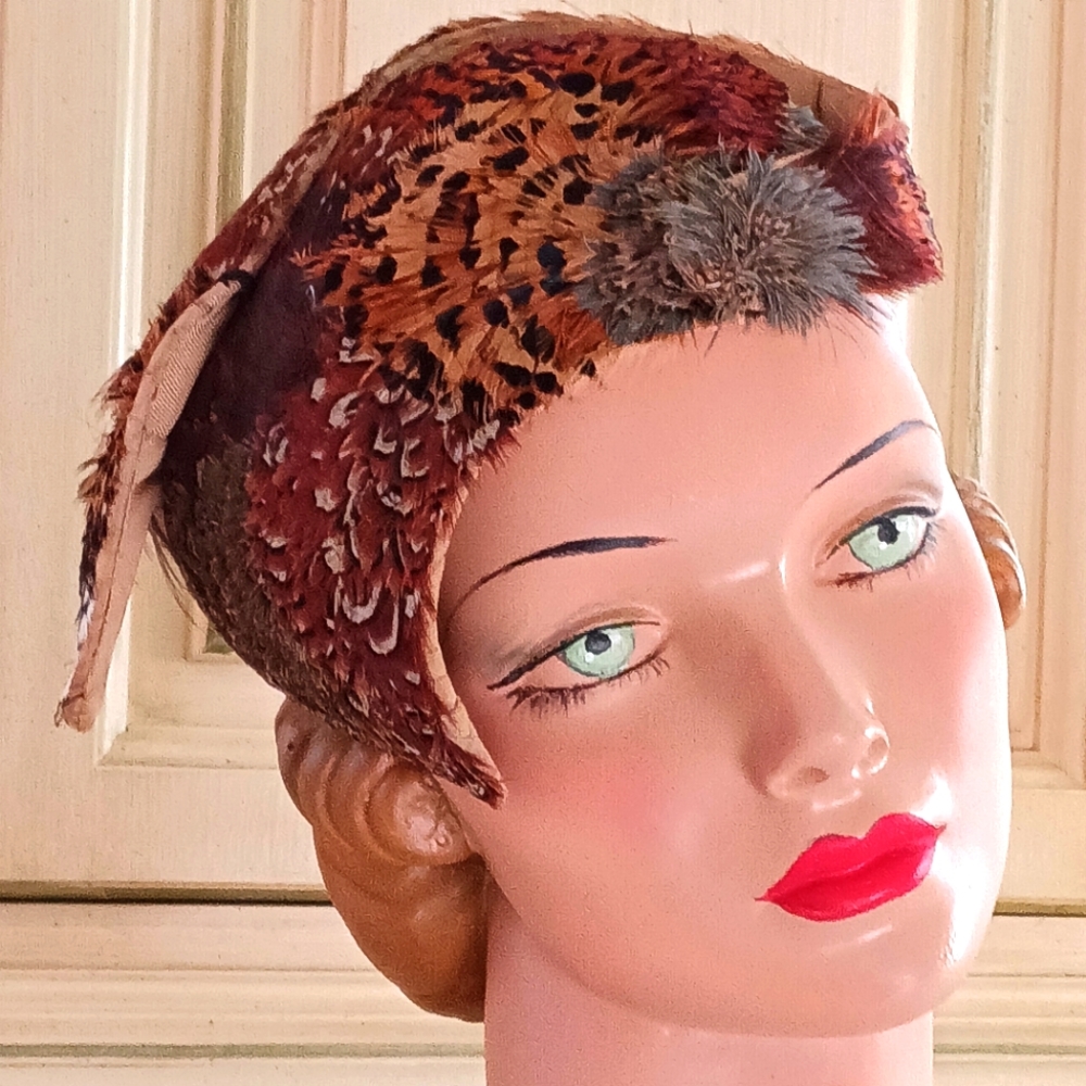 STUNNING AND RARE 1940S HANDMADE FEATHER CAPULET!